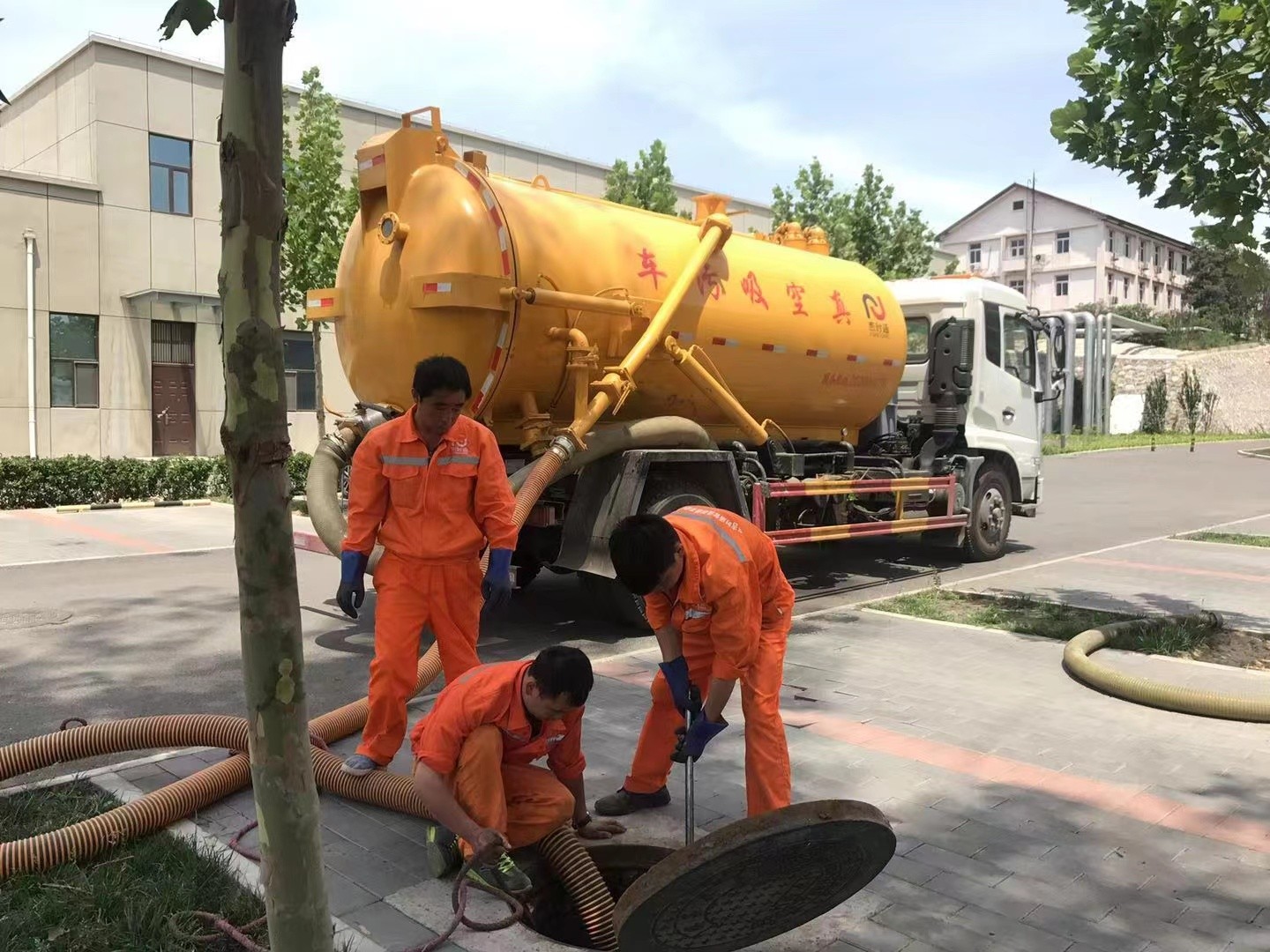 长兴管道疏通车停在窨井附近