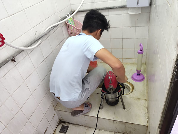 长兴管道堵塞冒臭气 专业师傅现场解决问题