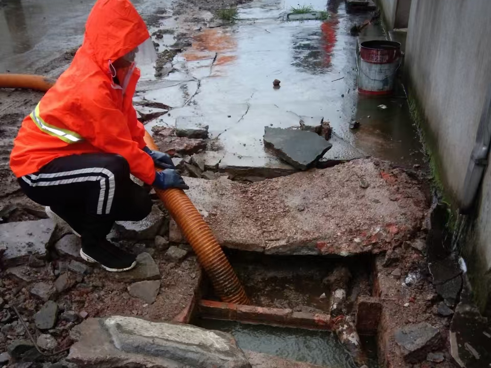 长兴专业清理污水池 炜誉市政以规范流程守护城市 “肠道”