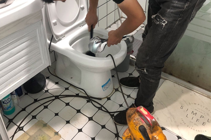 长兴马桶堵塞自己疏通还是找师傅？专业上门服务让你省时更省心